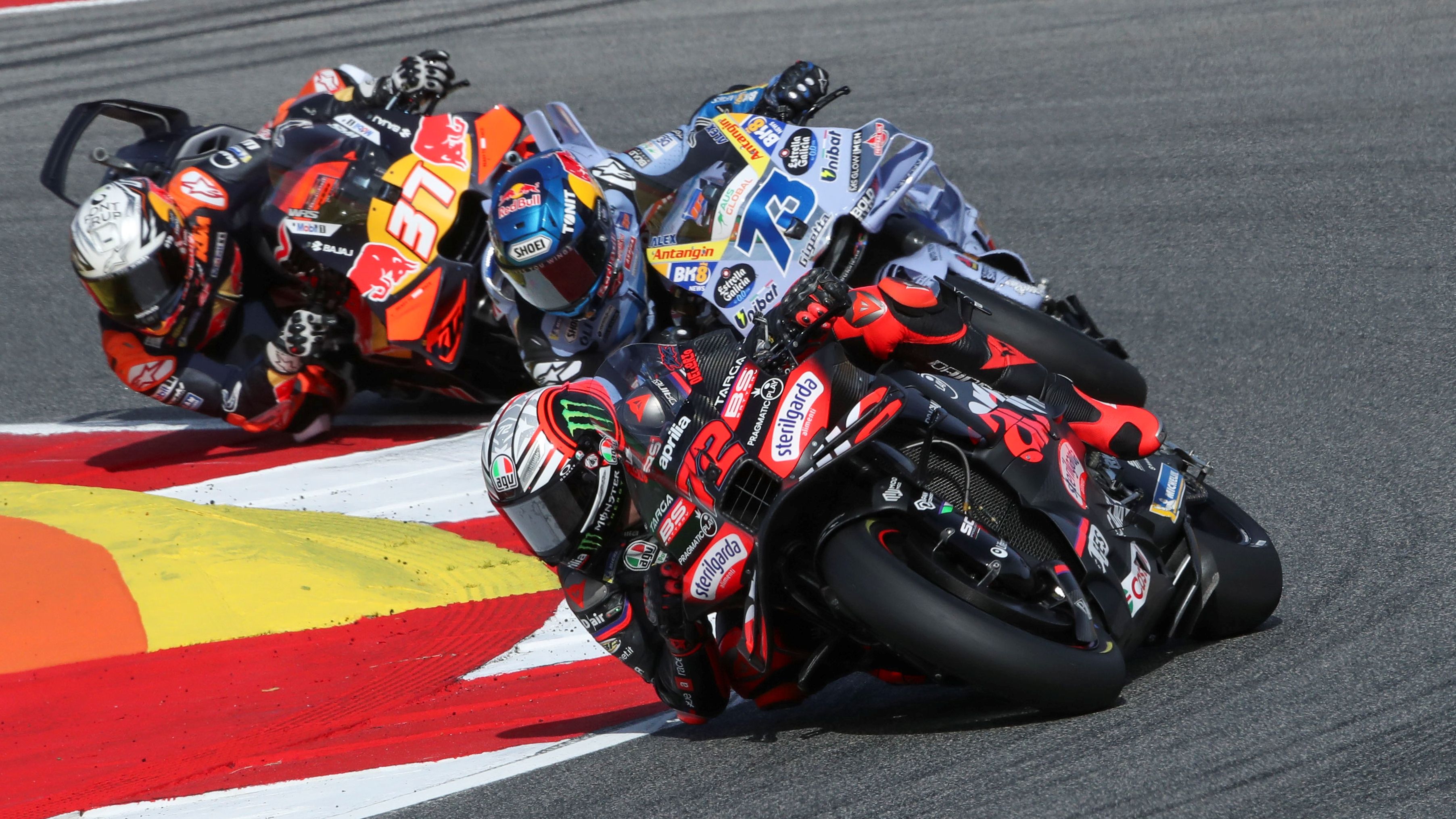 Marco Bezzecchi por delante de Álex Márquez y Pedro Acosta, MotoGP Portugal 2025