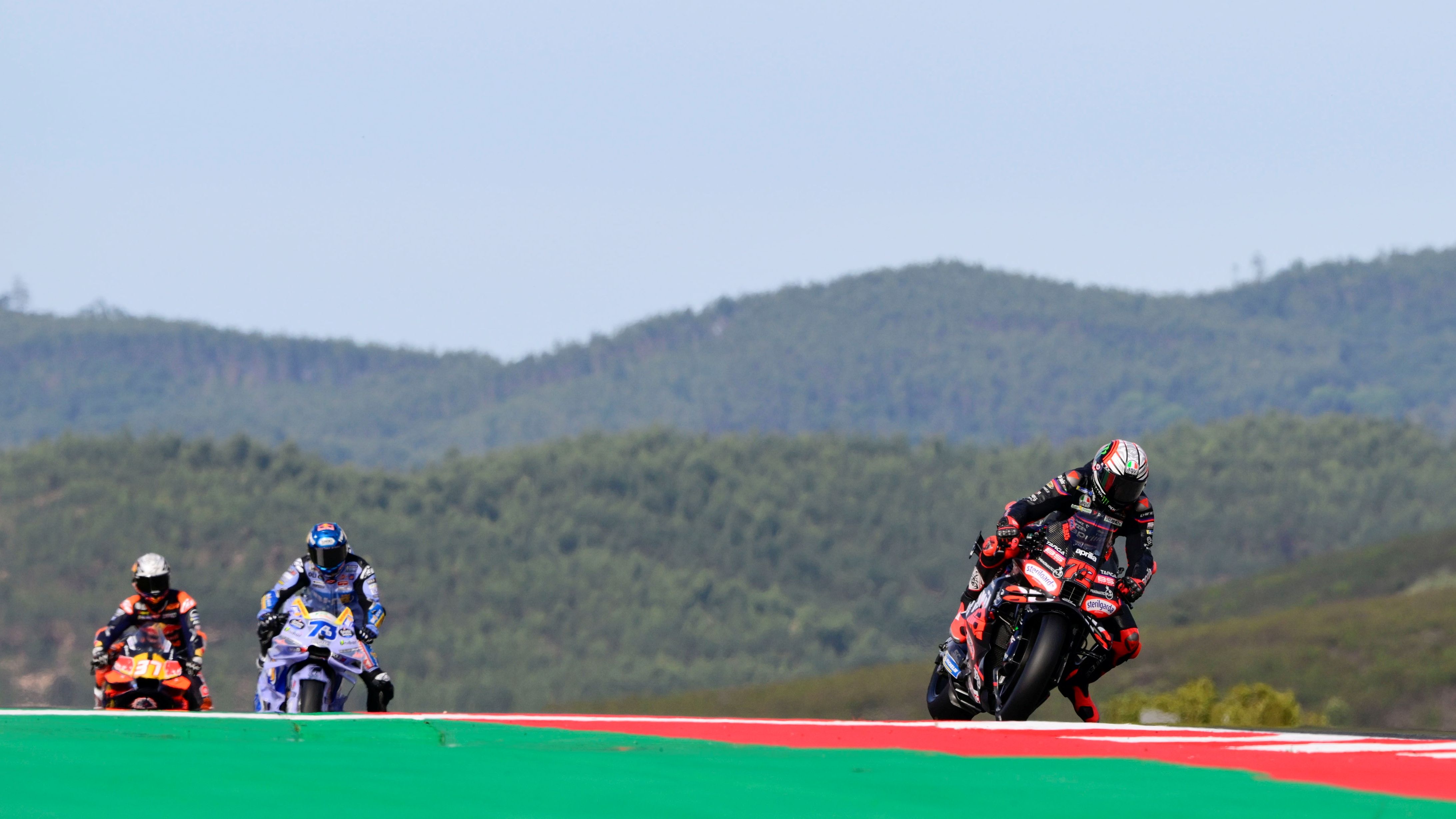 Marco Bezzecchi se escapa de Álex Márquez y Pedro Acosta, MotoGP Portugal 2025