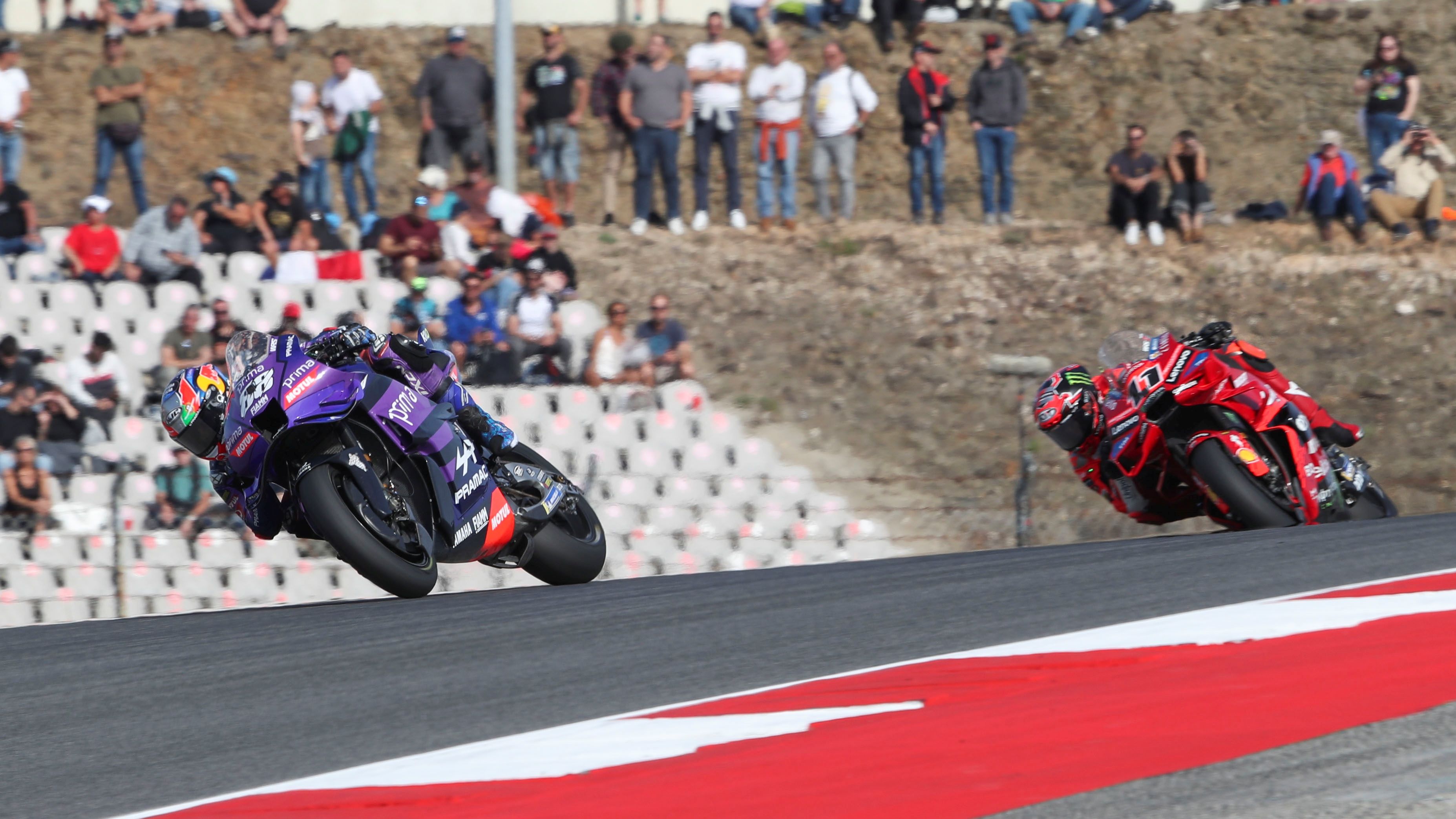 Miguel Oliveira perseguido por Nicolò Bulega, MotoGP Portugal 2025