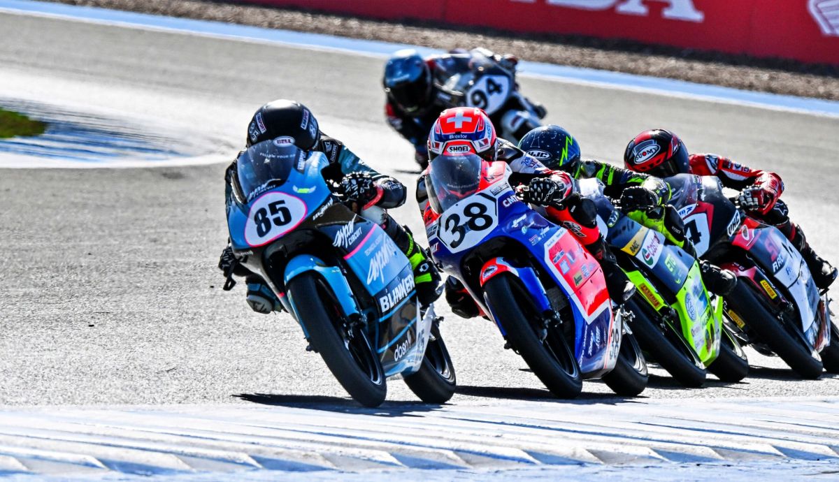 Enzo Zaragoza por delante de Alessio Arnold