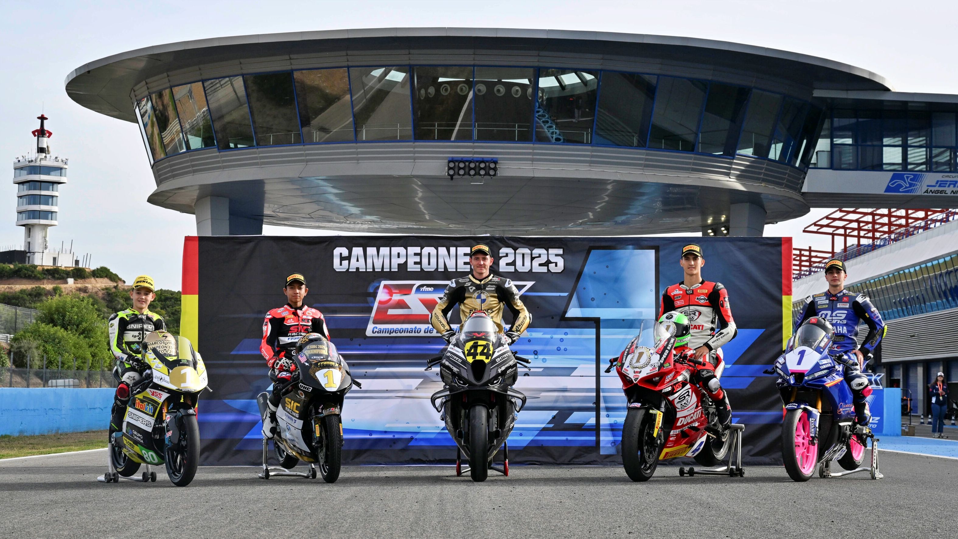 Marcos Vinagre en Moto4, Qabil Irfan en Talent Cup, Steven Odendaal en SBK, Marco Tapia en SSP y Juan Risueño en 300, campeones del ESBK 2025