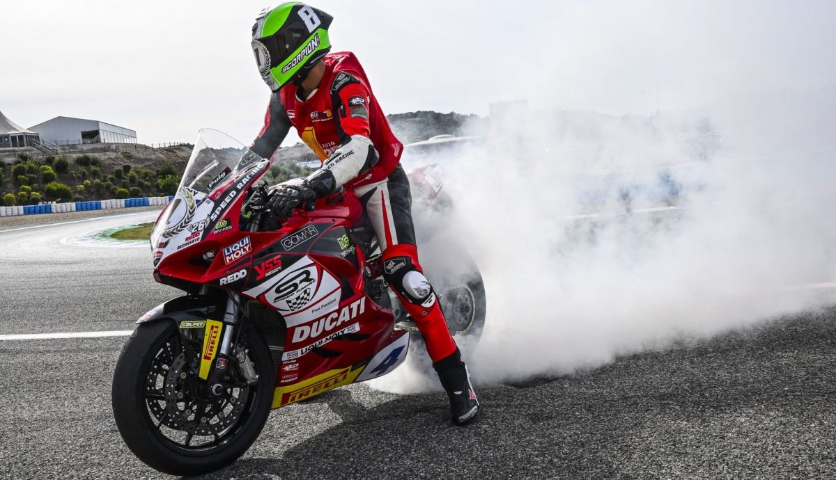 Marco Tapia festeja su título del ESBK Supersport Next Gen 2025