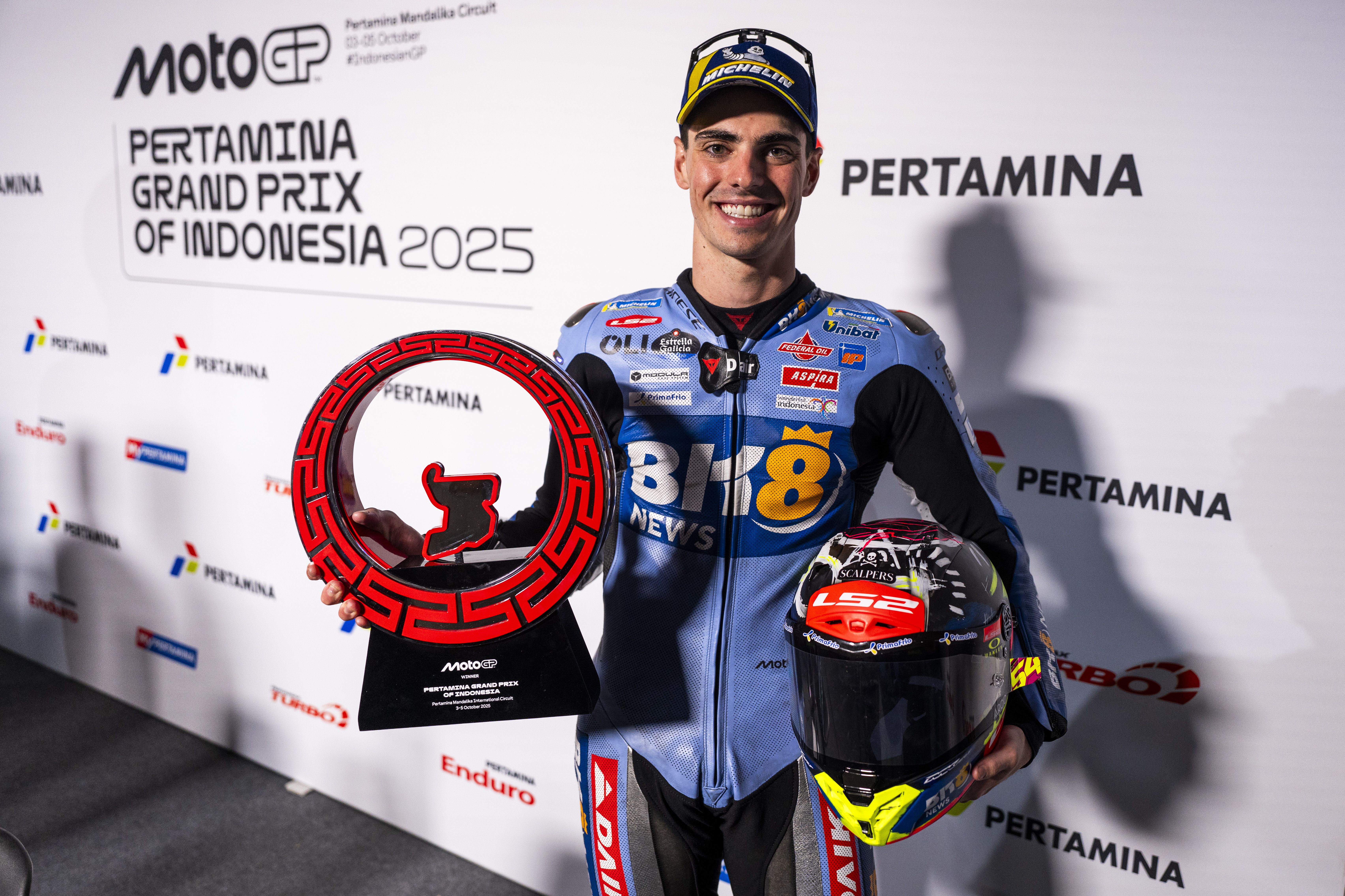 Fermín Aldeguer posa con su trofeo de ganador en el pasado GP de Indonesia, junto a su casco LS2 Thunder GP Aero.