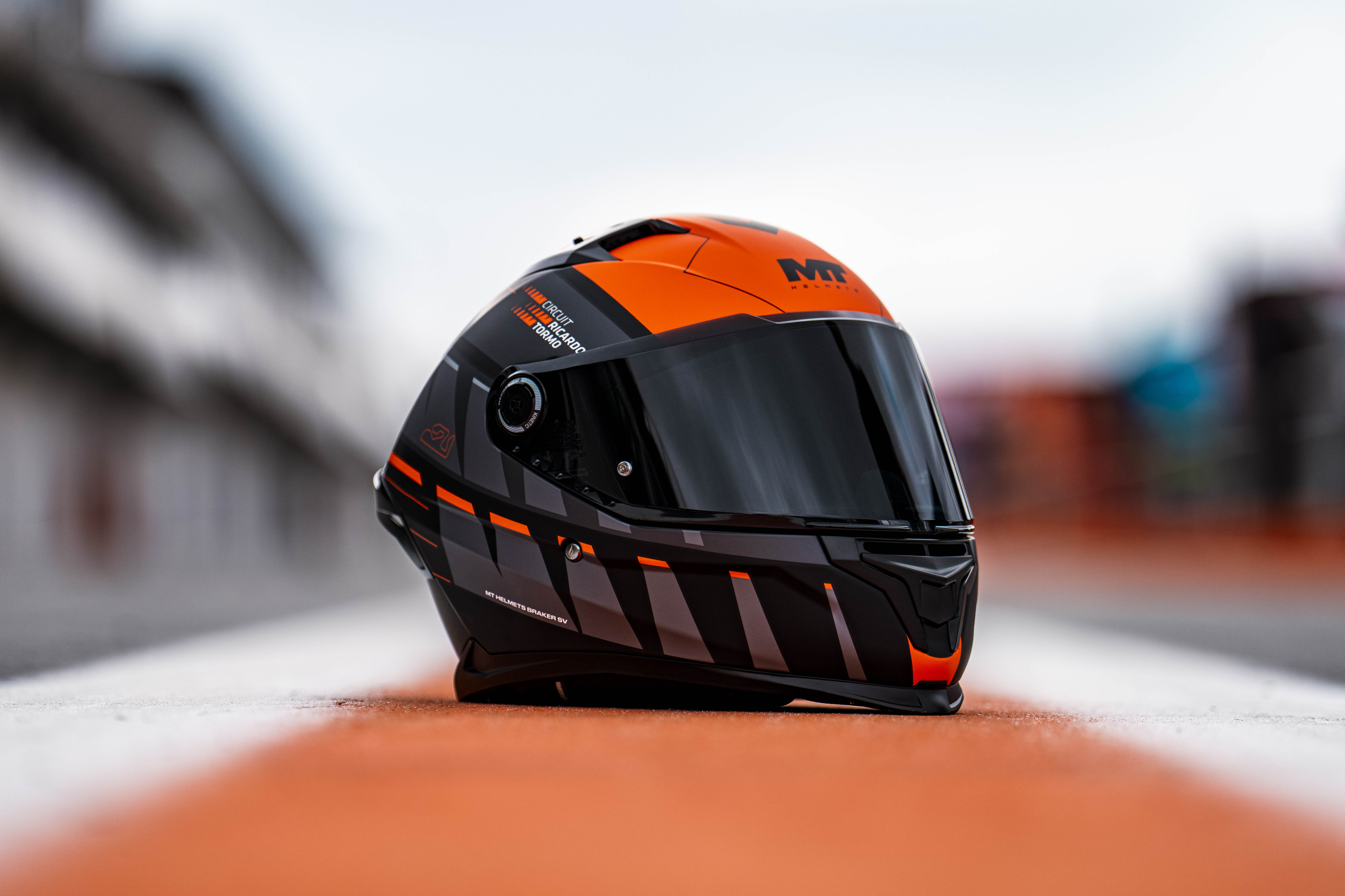 El casco solidario MT Braker SV Circuit Valencia.