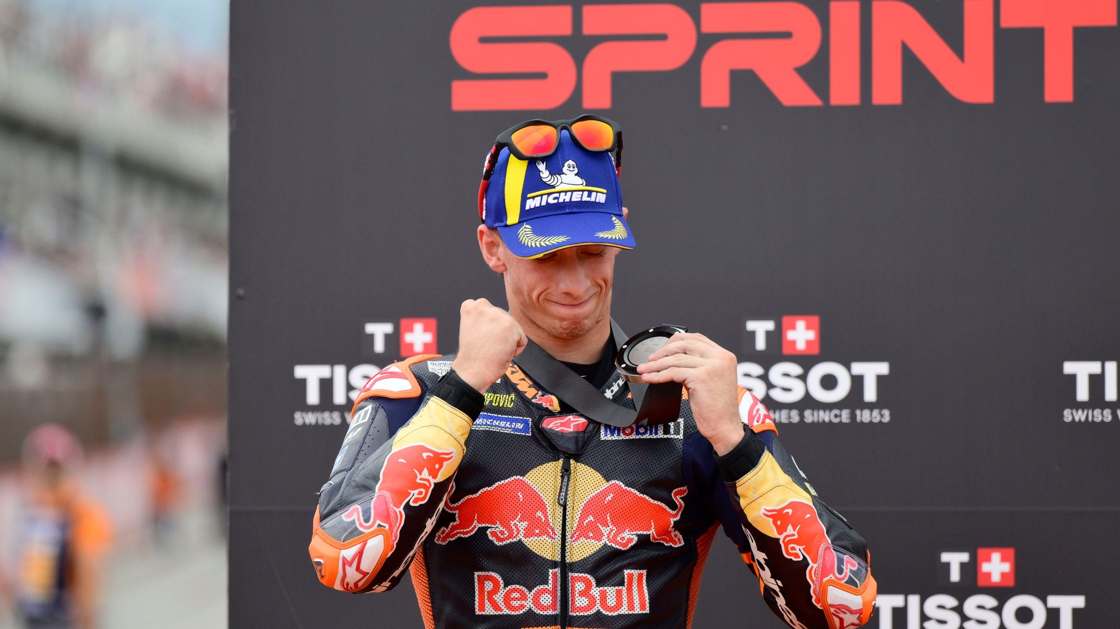 Pedro Acosta celebra su podio en el Sprint del GP de Valencia