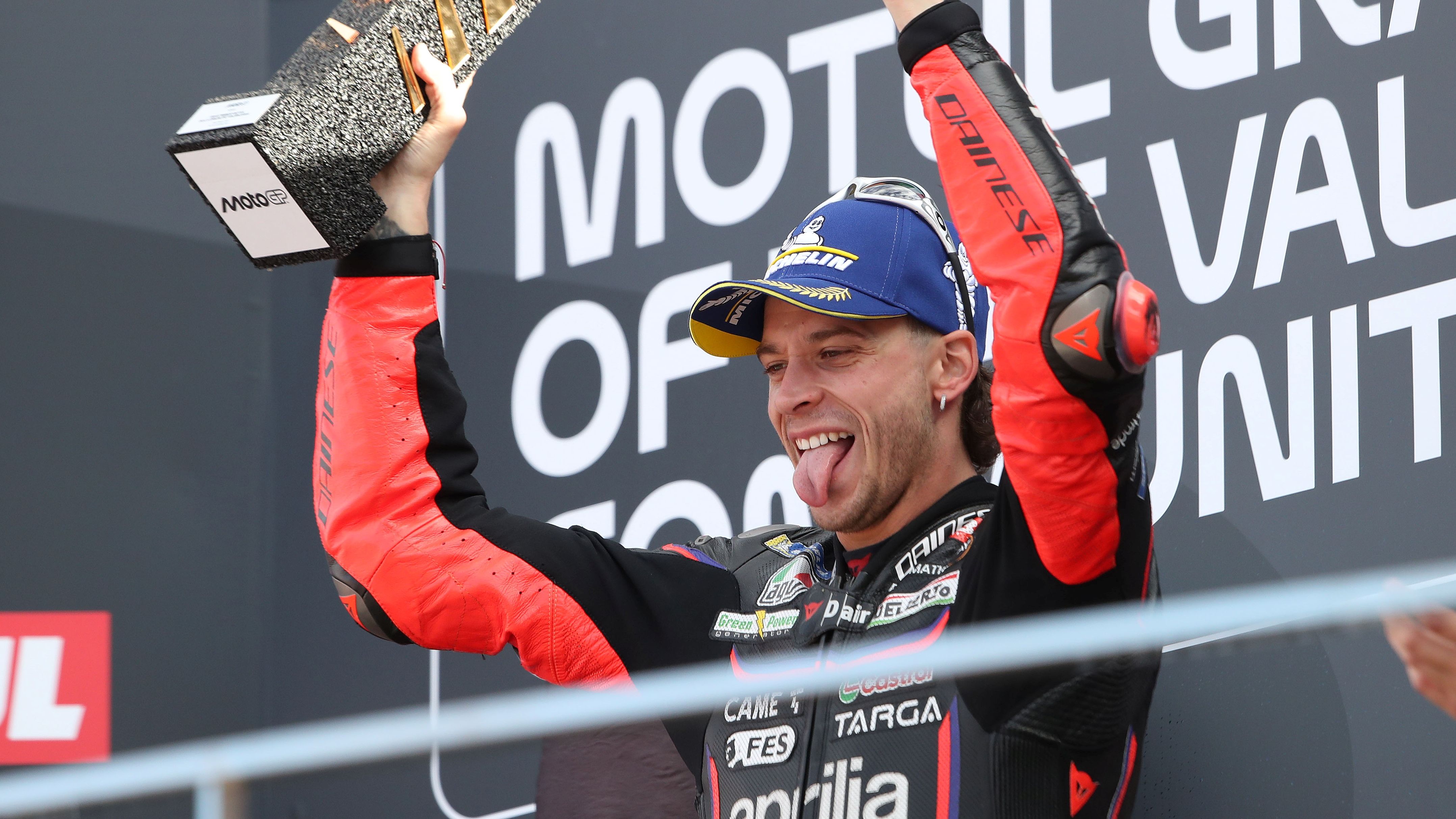 Marco Bezzecchi celebra su victoria en Valencia Marco Bezzecchi celebra su victoria en Valencia
