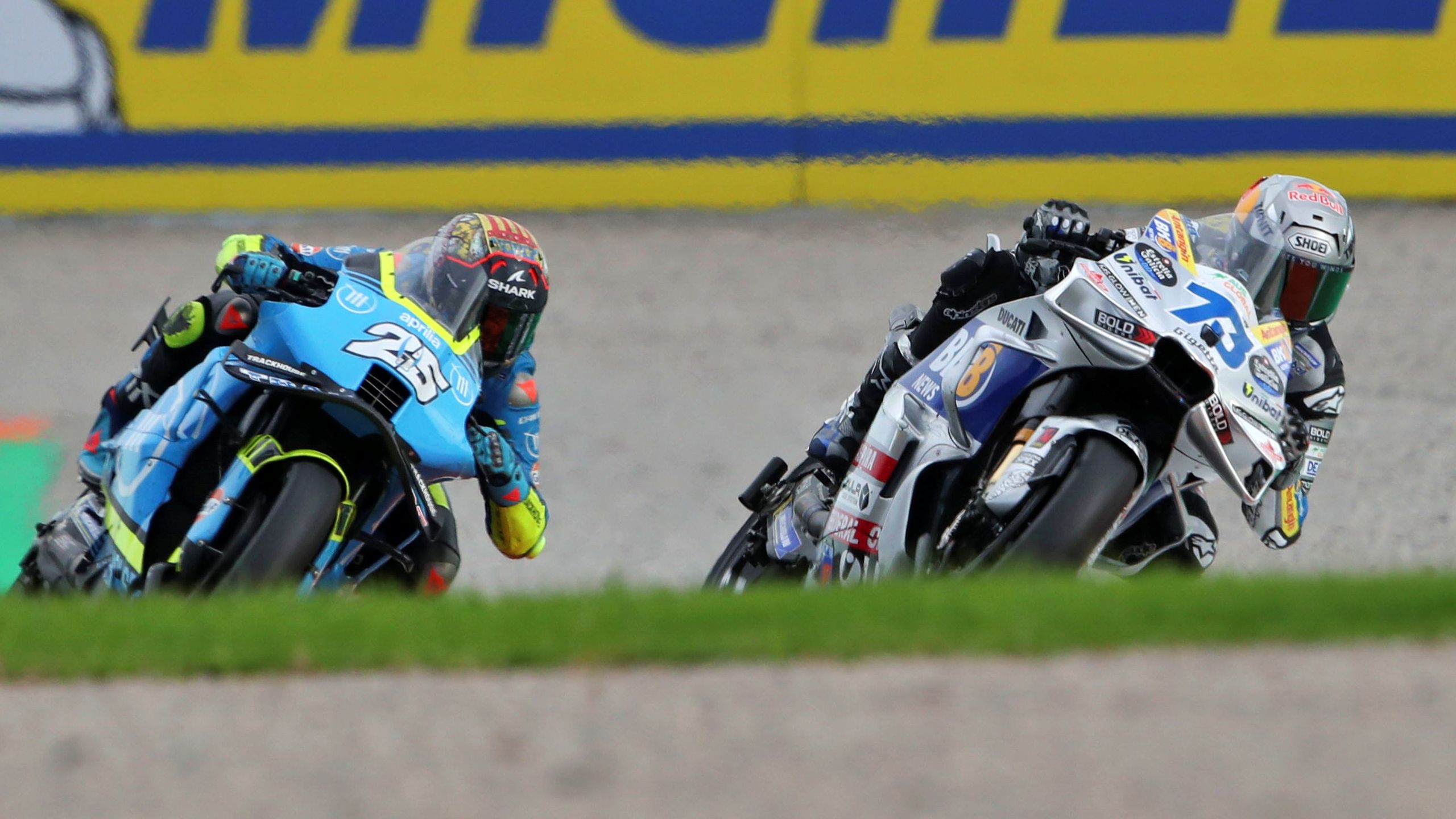 Álex Márquez acechado por Raúl Fernández, MotoGP Valencia 2025