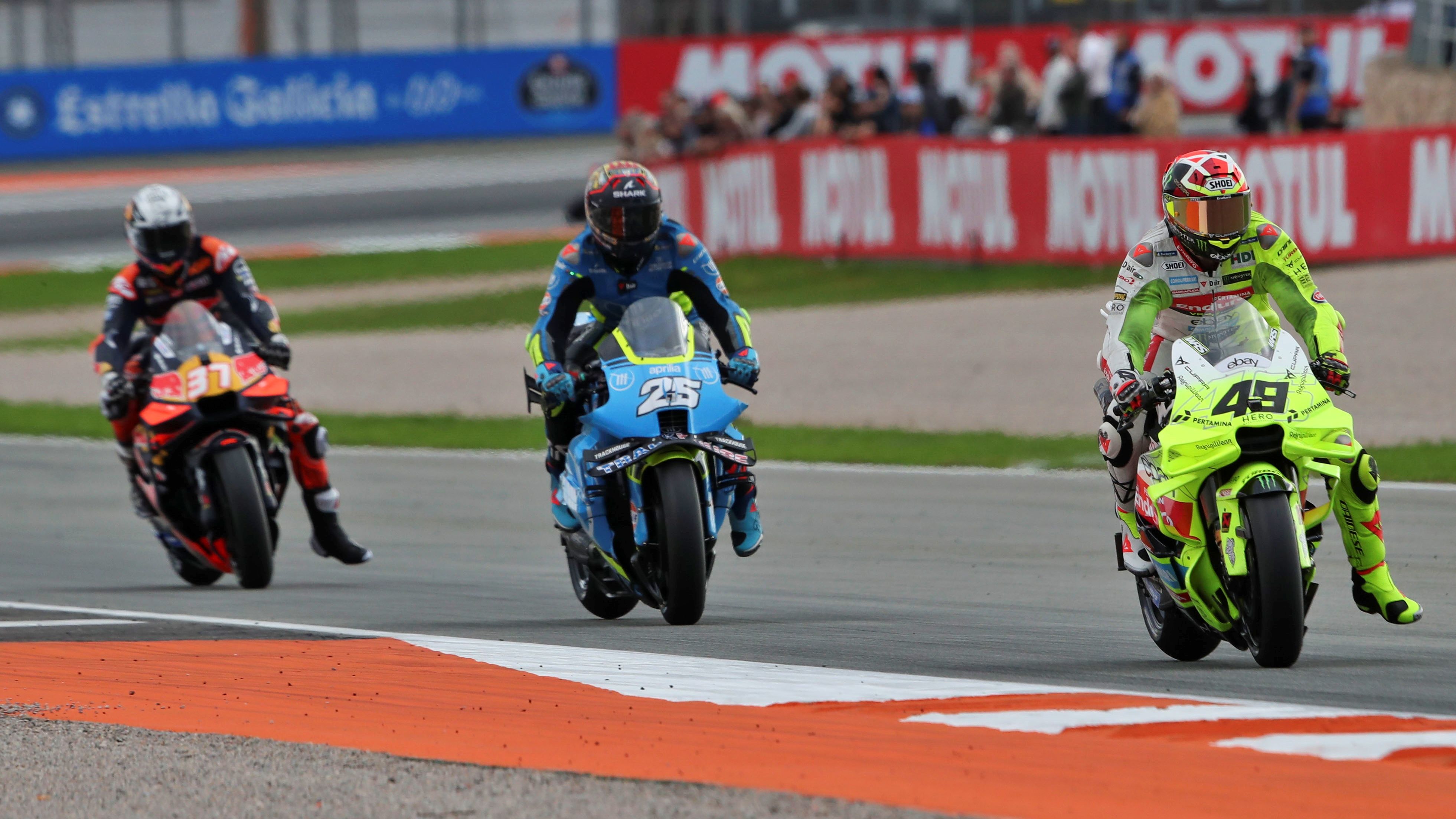 Fabio Di Giannantonio por delante de Raúl Fernández y Pedro Acosta, MotoGP Valencia 2025