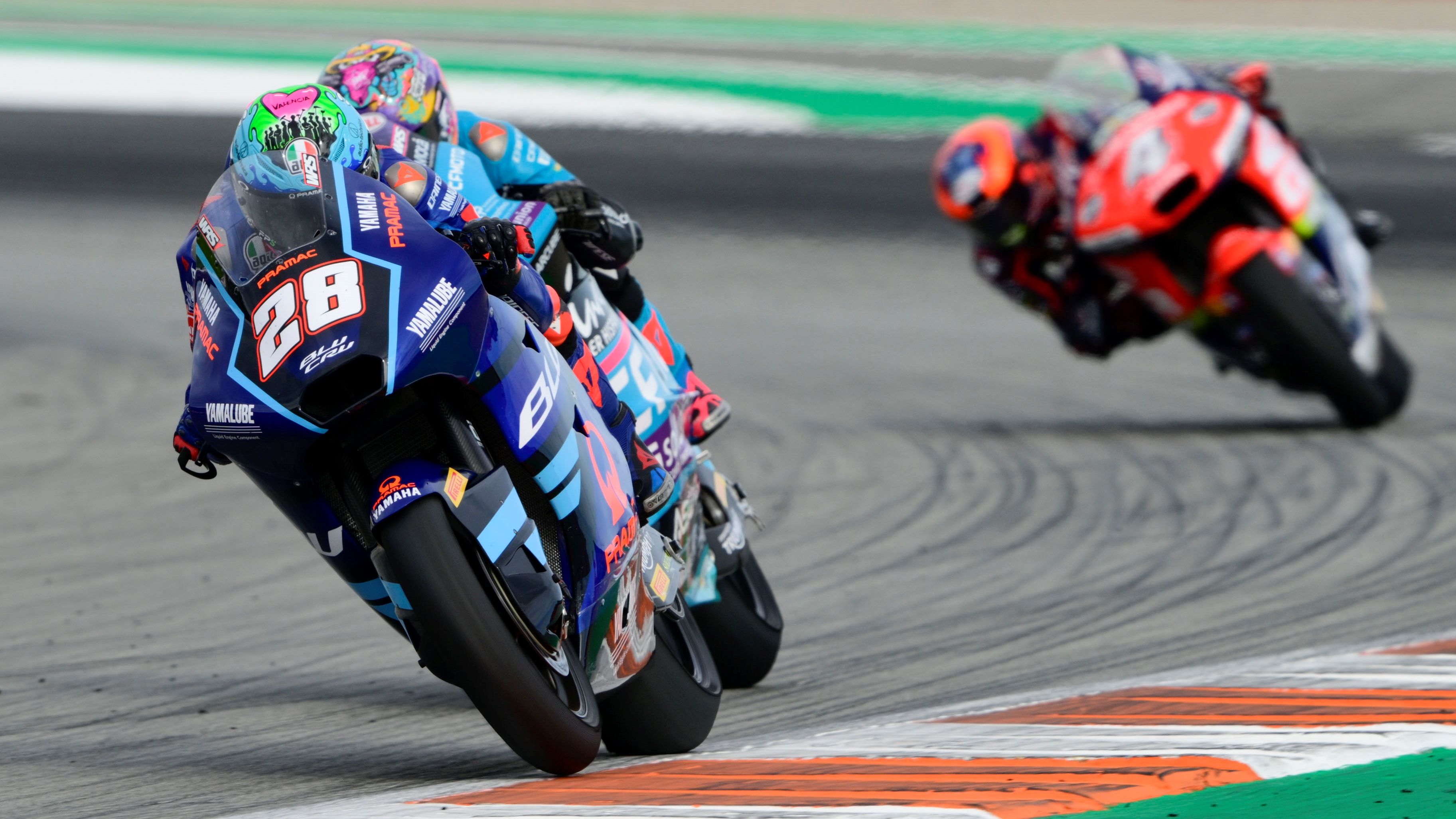 Izan Guevara con Dani Holgado pegado e Iván Ortolá detrás, Moto2 Valencia 2025