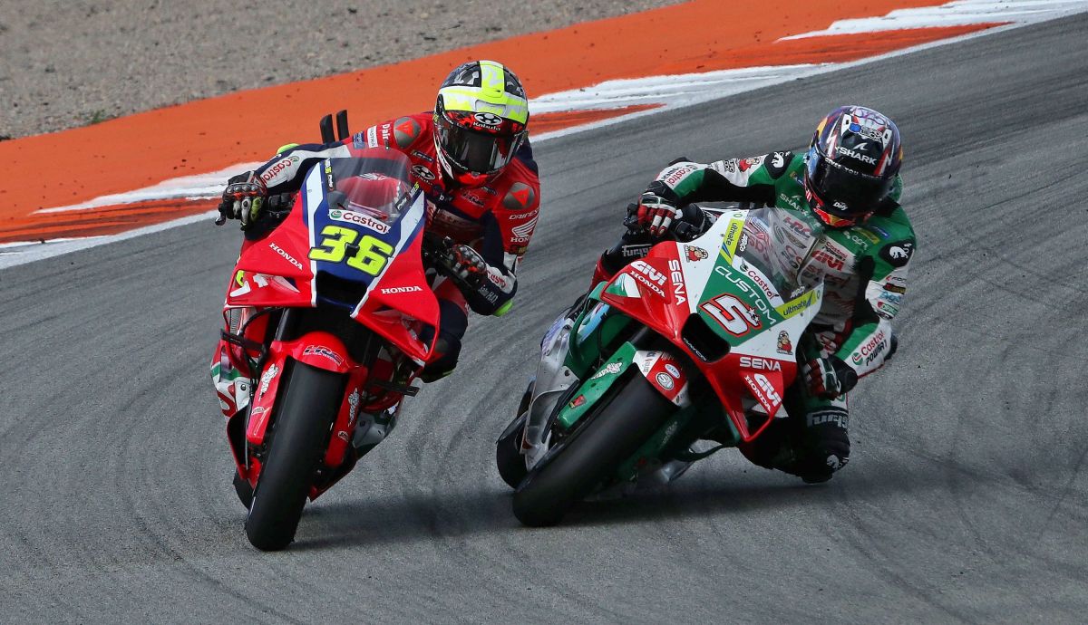 Johann Zarco adelantando de forma muy agresiva a Joan Mir, MotoGP Valencia 2025