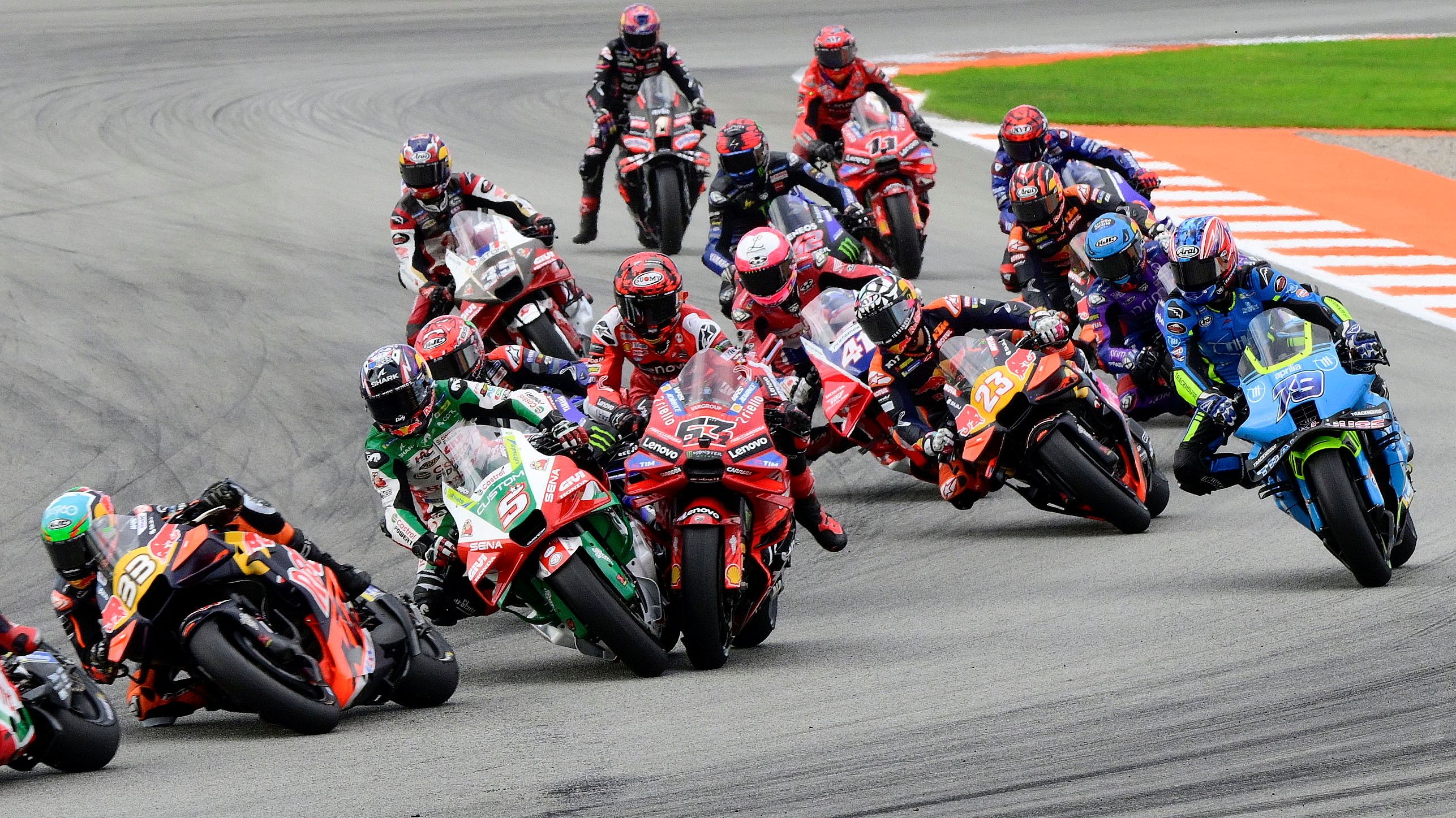 Johann Zarco embiste a Pecco Bagnaia, MotoGP Valencia 2025