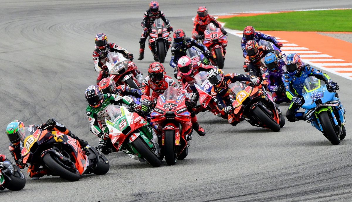 Johann Zarco embiste a Pecco Bagnaia, MotoGP Valencia 2025