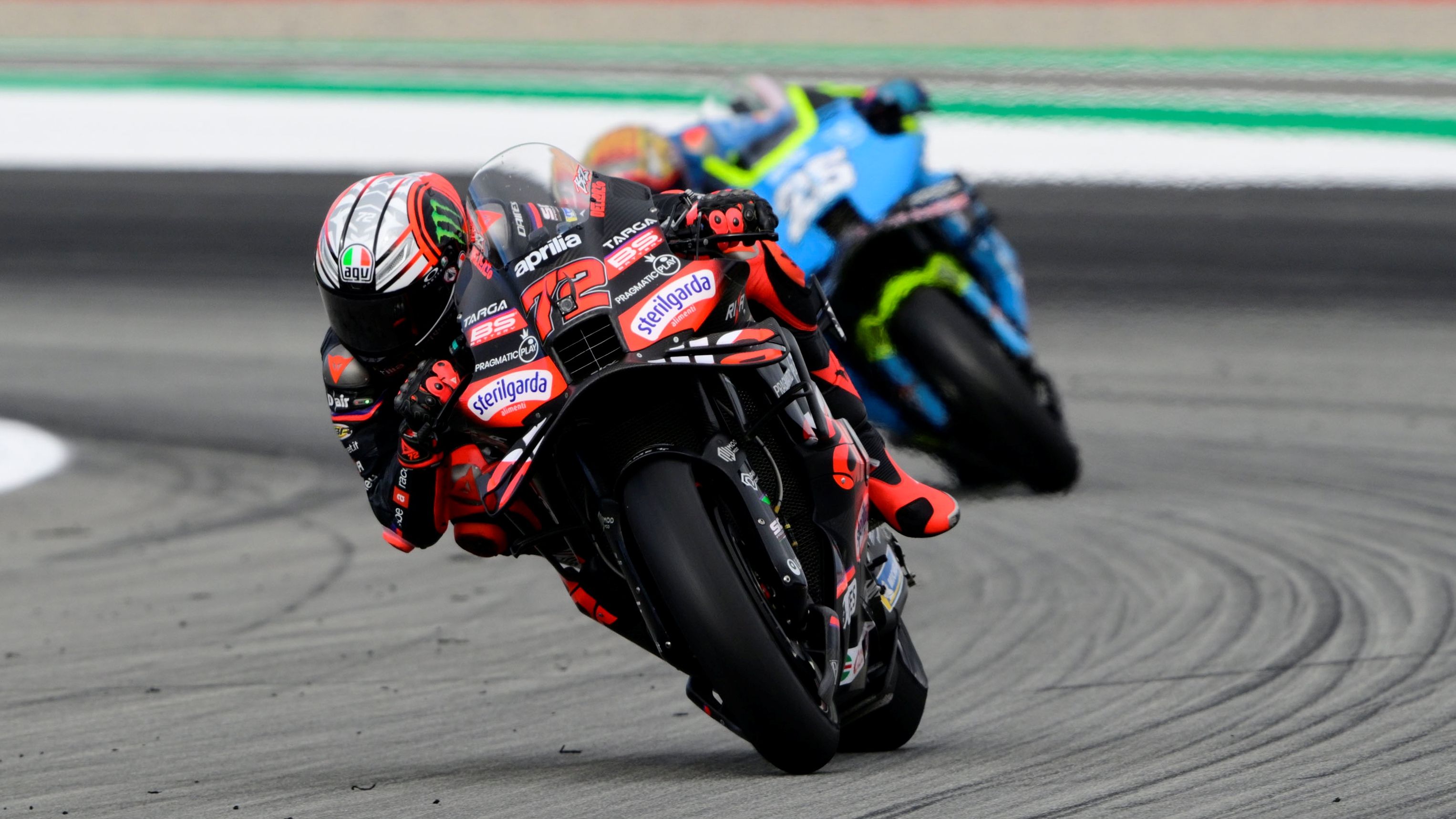 Marco Bezzecchi contiene a Raúl Fernández, MotoGP Valencia 2025