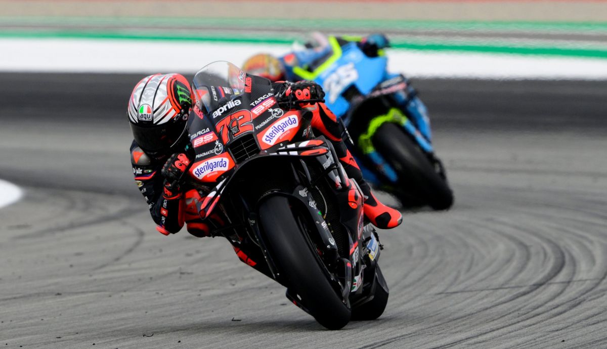 Marco Bezzecchi contiene a Raúl Fernández, MotoGP Valencia 2025