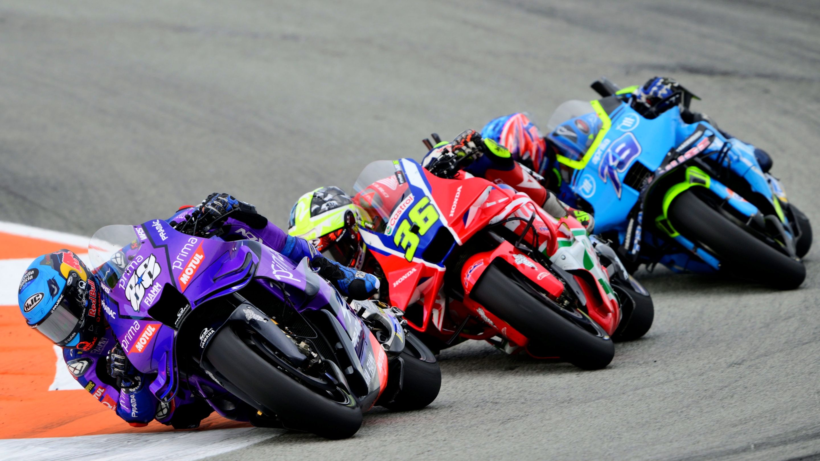 Miguel Oliveira seguido por Joan Mir y Ai Ogura, MotoGP Valencia 2025