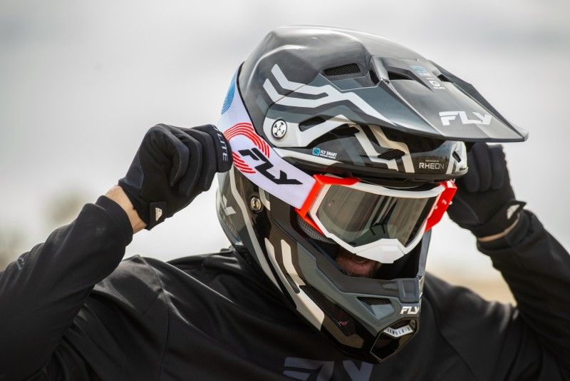 FLY Racing renueva su gama: cascos inteligentes, fibra de carbono y nuevas gafas para 2026