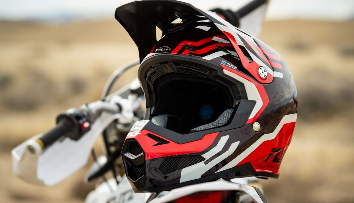 FLY Racing renueva su gama: cascos inteligentes, fibra de carbono y nuevas gafas para 2026