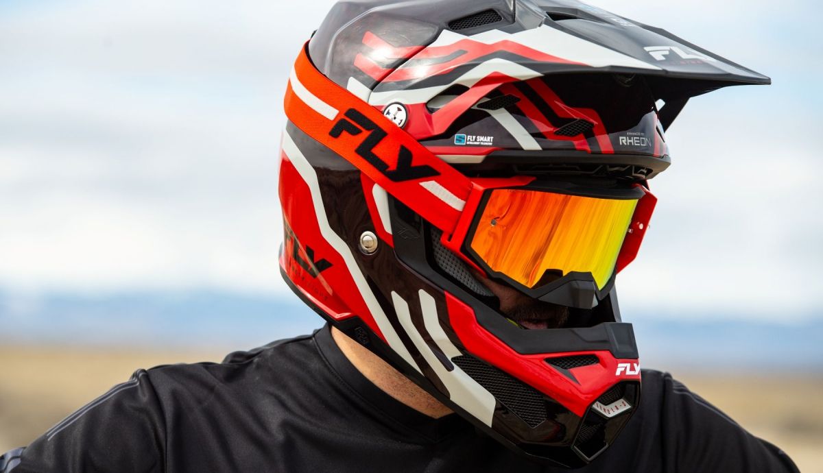 FLY Racing renueva su gama: cascos inteligentes, fibra de carbono y nuevas gafas para 2026