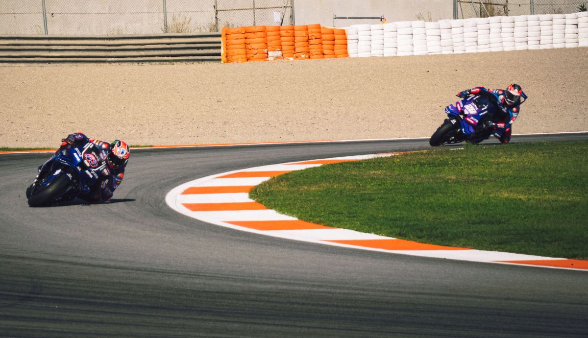 Izan Guevara persiguiendo a Jack Miller en Valencia