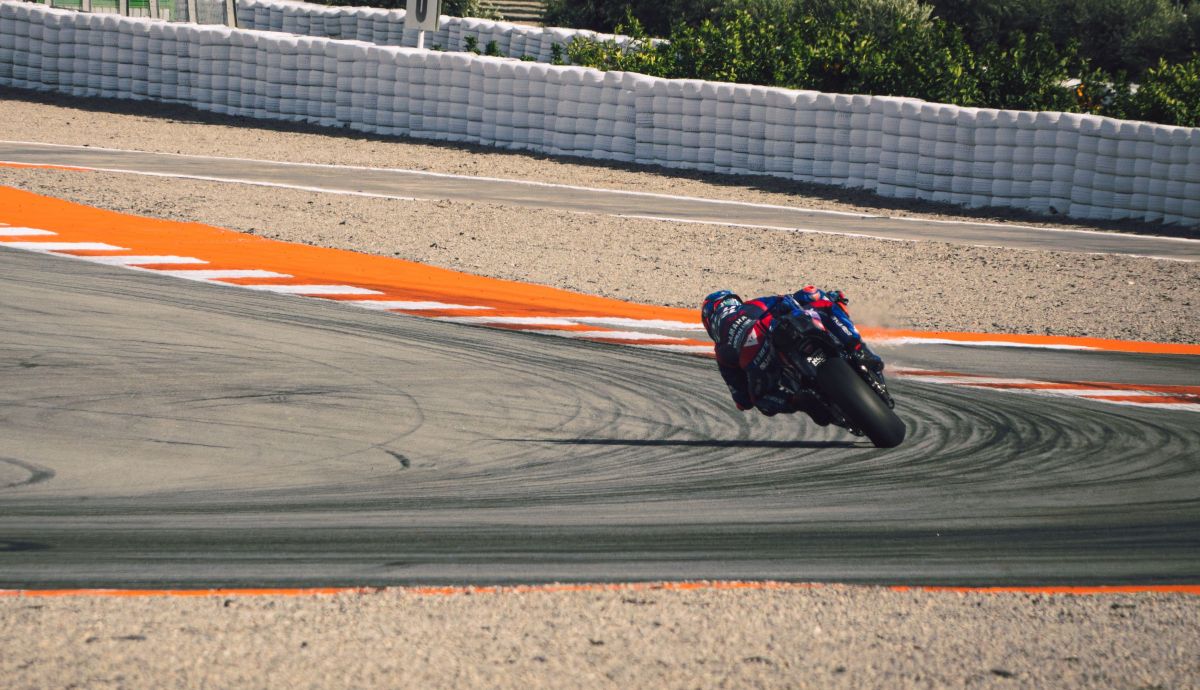 Izan Guevara encara la curva con la MotoGP