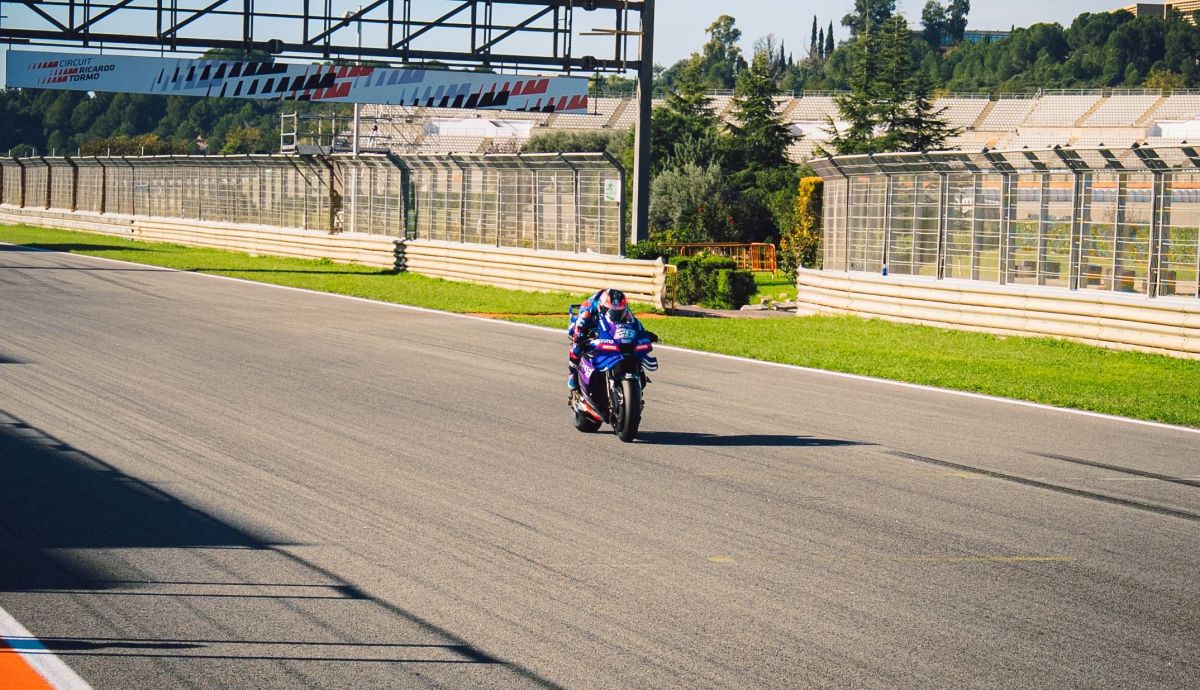 Izan Guevara con la Yamaha MotoGP en la recta de Valencia
