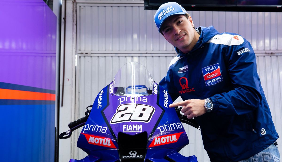 Izan Guevara junto a la Yamaha del Pramac con su número 28