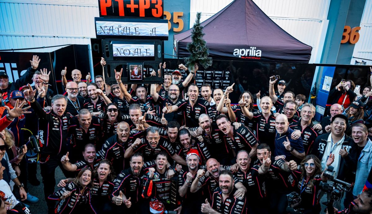 Marco Bezzecchi y Aprilia celebran la victoria en Valencia y el tercer puesto en MotoGP 2025