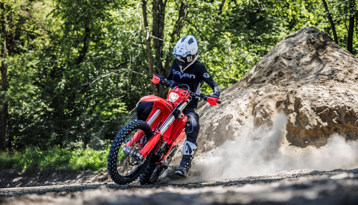 AIROH eleva el listón del off-road con el nuevo Aviator 3 EVO, ya homologado FRHPhe-02