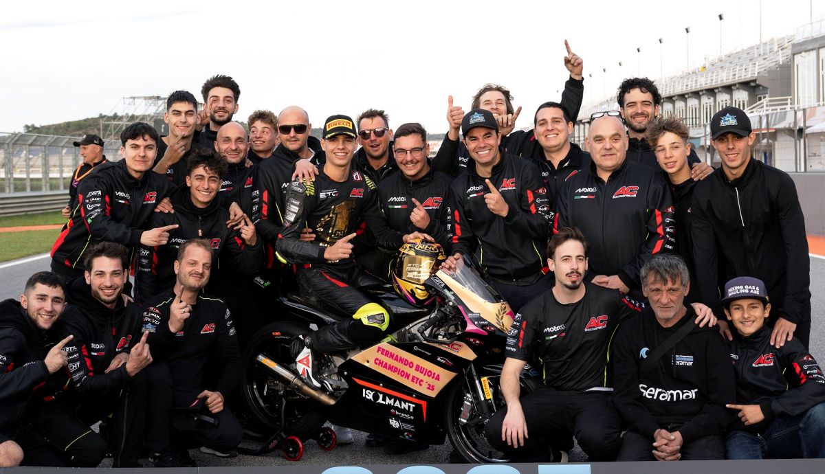 Fernando Bujosa y su equipo celebran el título