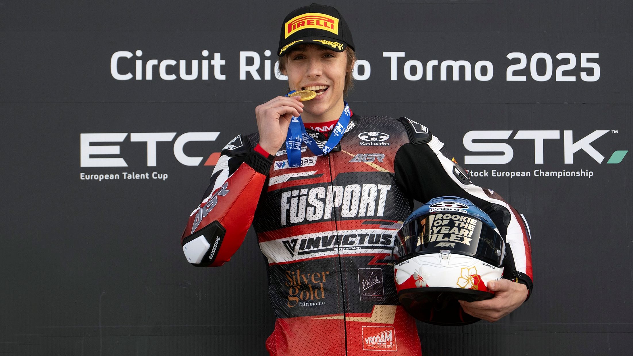 Milan Pawelec celebra su título de campeón de Europa de Moto2 2025