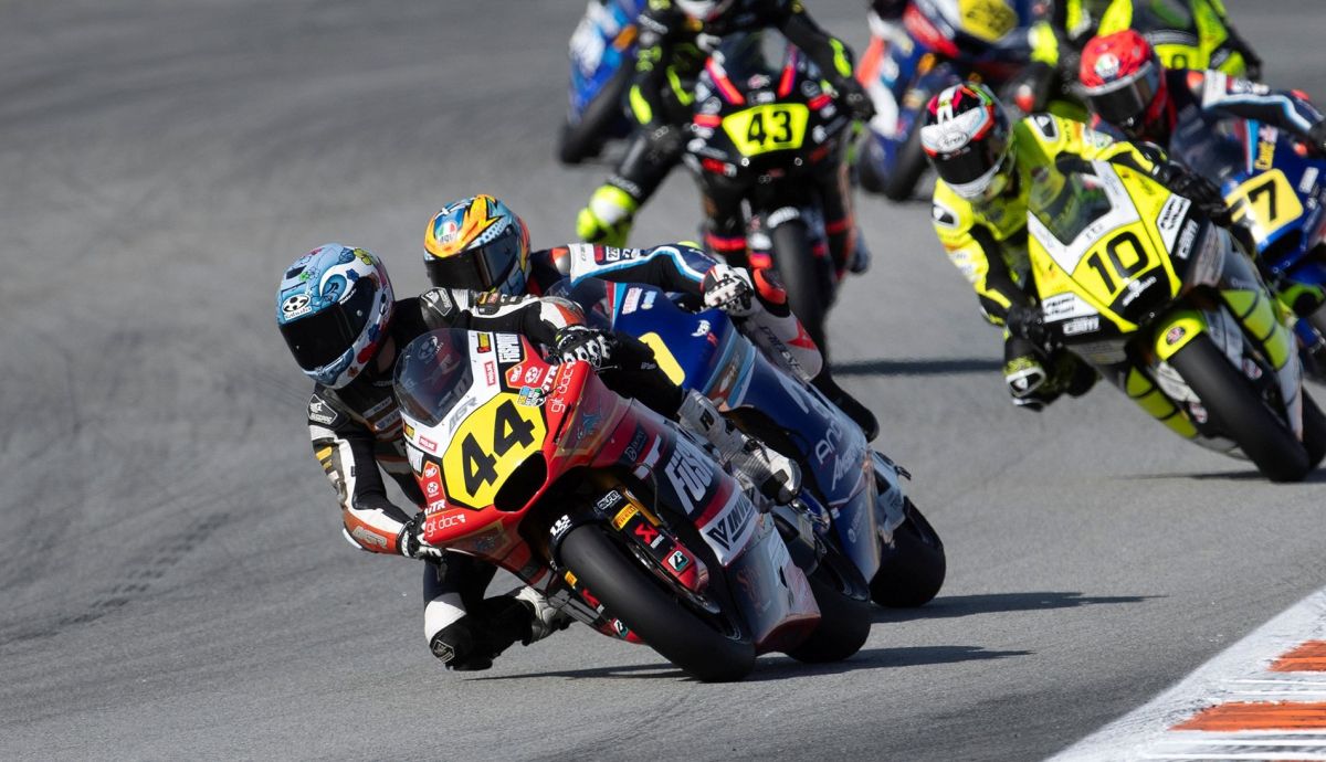 Milan Pawelec delante de Xabi Zurutuza