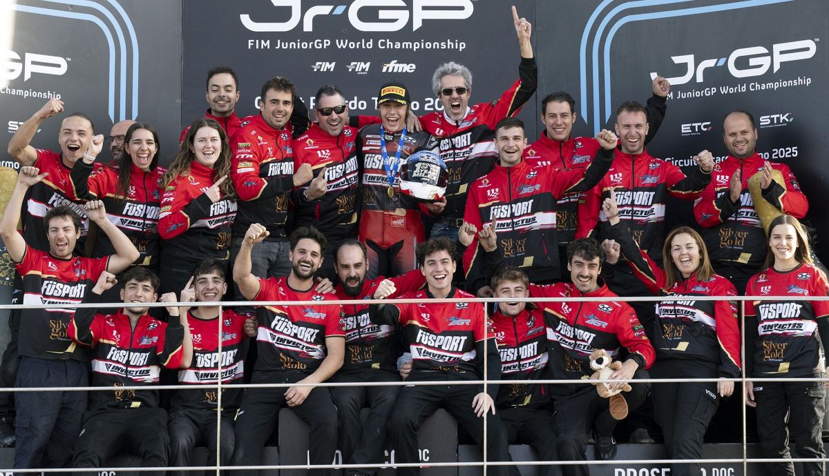 Milan Pawelec y su equipo festejan el título de campeón de Europa de Moto2 2025