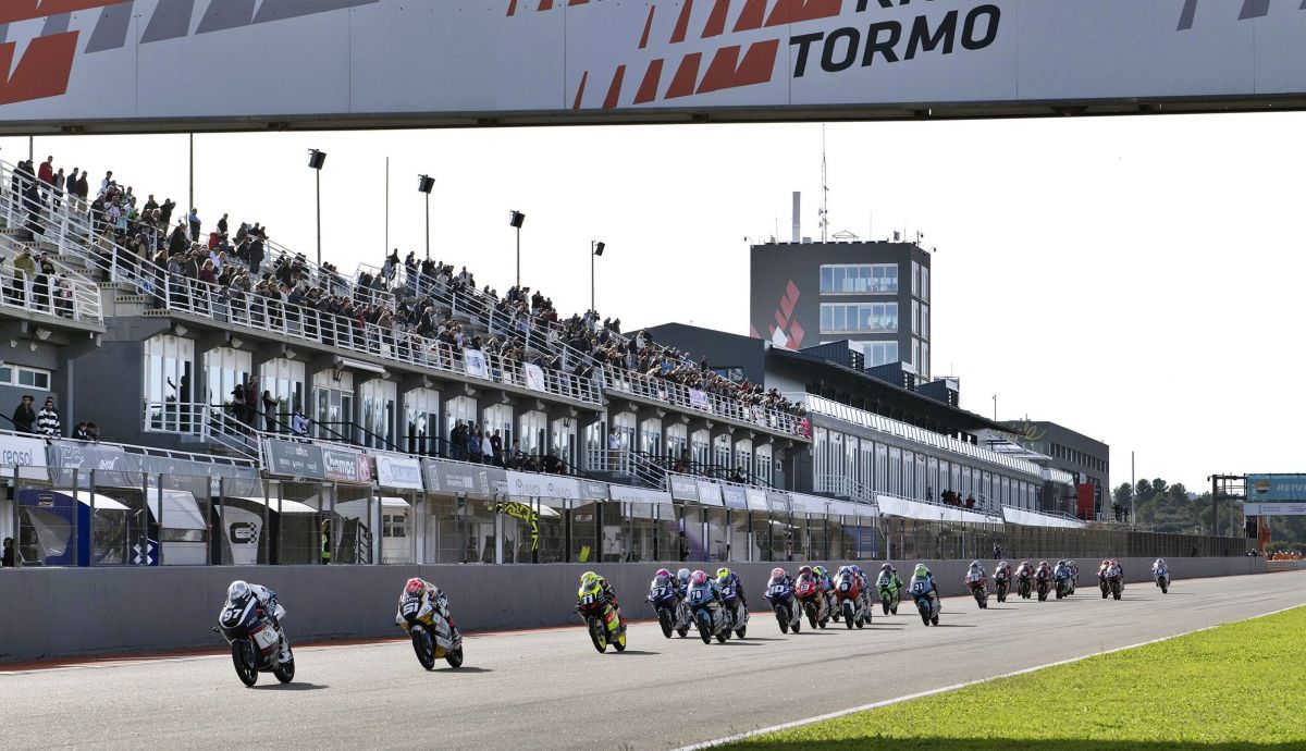 Salida de la última carrera de la historia del Mundial de JuniorGP