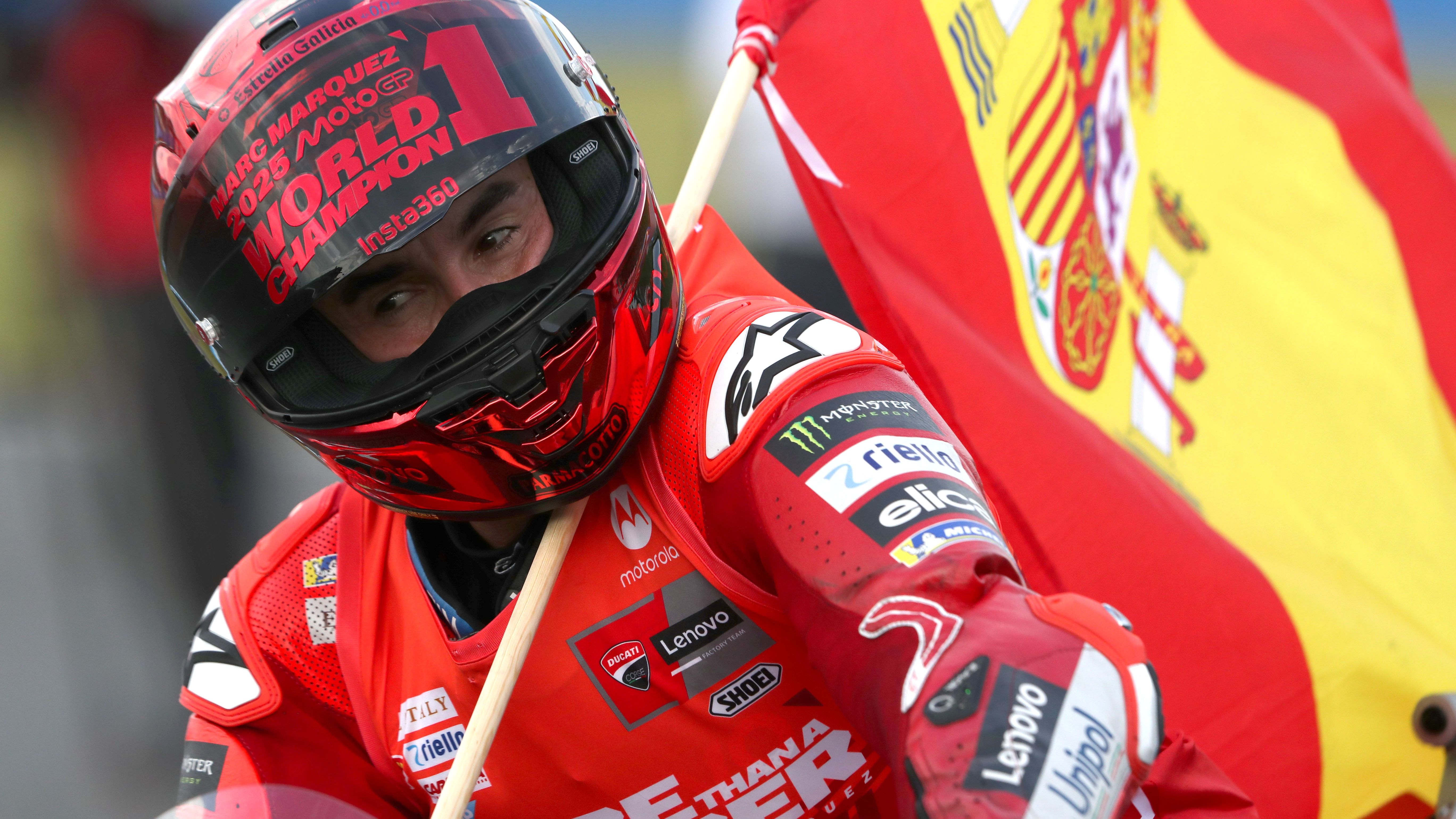 Marc Márquez festeja el título de MotoGP 2025 con la bandera de España