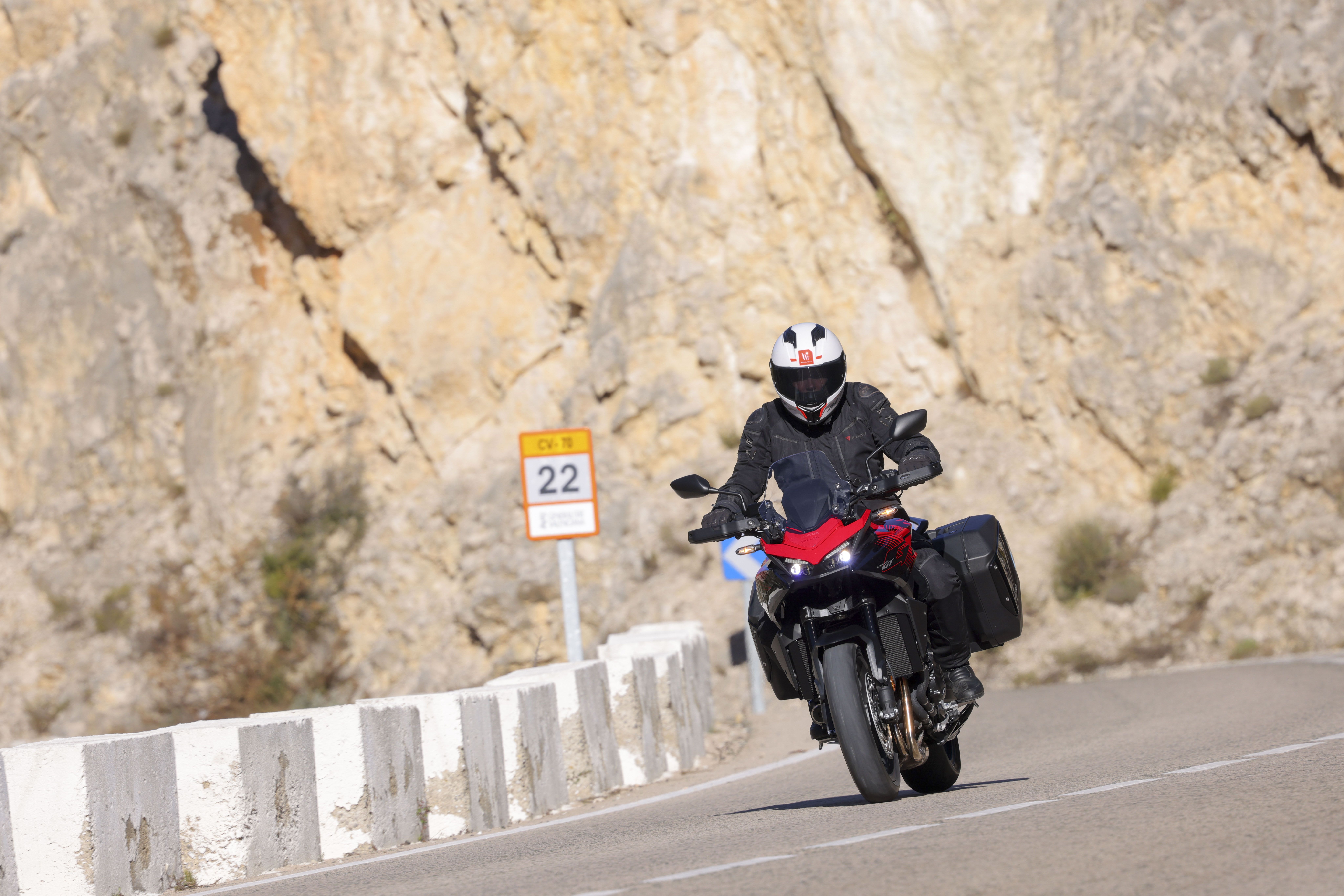 Honda CB1000GT accion (1)