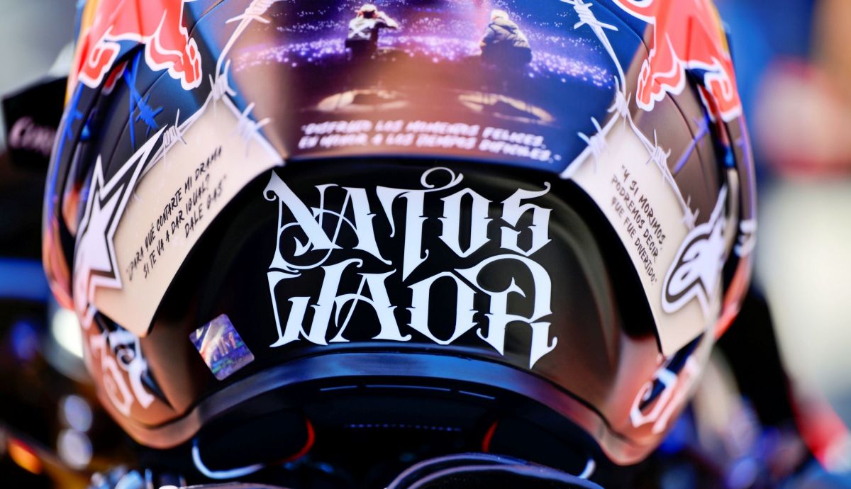 El casco de Pedro Acosta en el GP de Aragón de MotoGP 2025 en homenaje a Natos y Waor