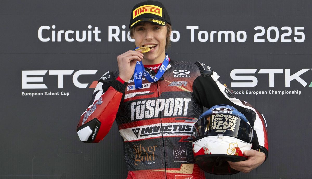 Milan Pawelec celebra su título europeo de Moto2