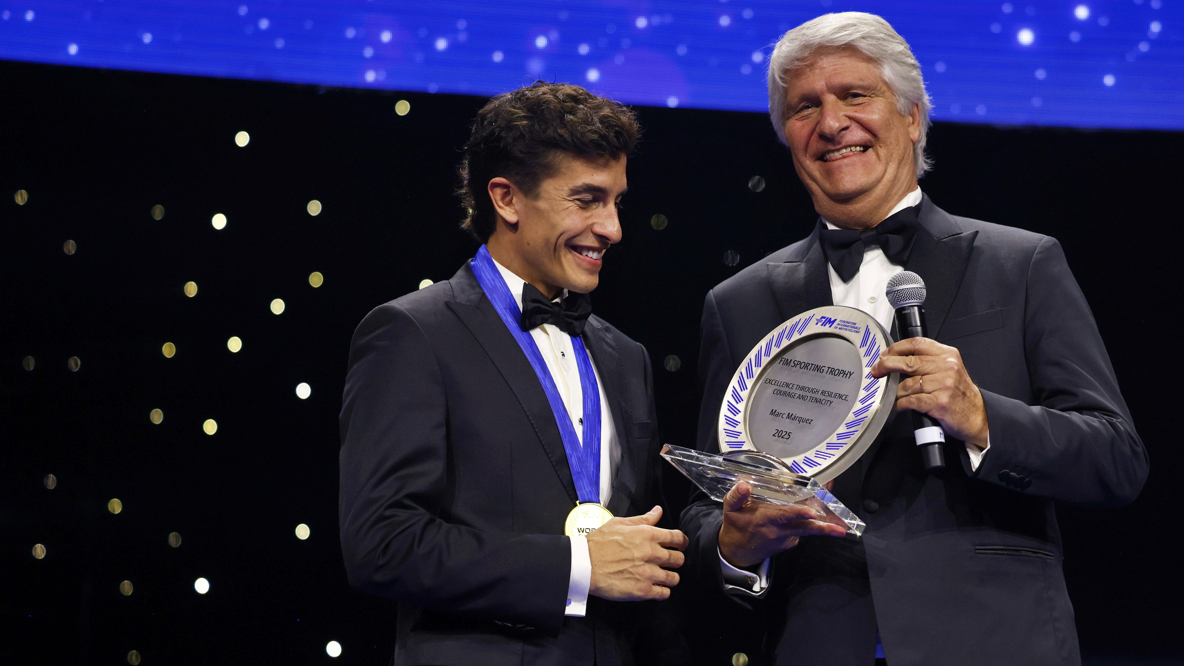 Marc Márquez recibe el FIM Sport Trophy de manos de Jorge Viegas (Foto: FIM / Good Shoot) Marc Márquez recibe el FIM Sport Trophy de manos de Jorge Viegas (Foto: FIM / Good Shoot)