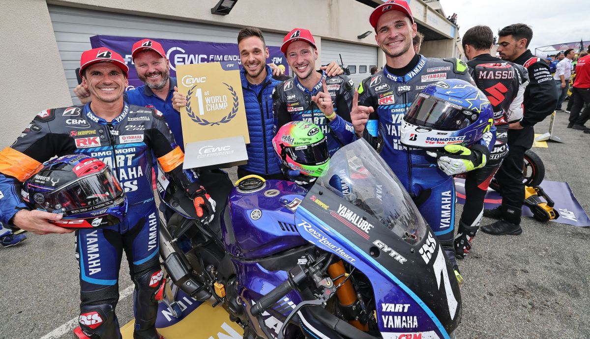 Jason O'Halloran, Marvin Fritz y Karel Hanika celebran el título del YART en el EWC 2025 con Mandy Kainz y Niccolò Canepa