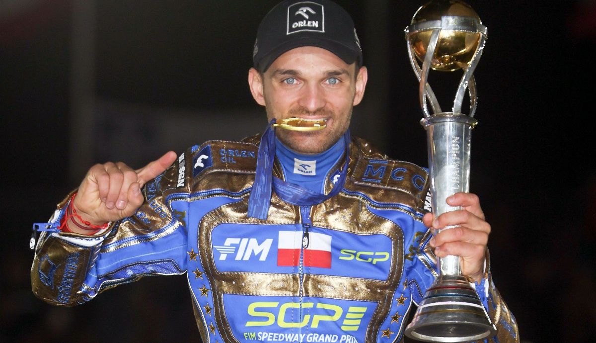Bartosz Zmarzlik celebra su sexto título mundial de SpeedwayGP, el cuarto consecutivo