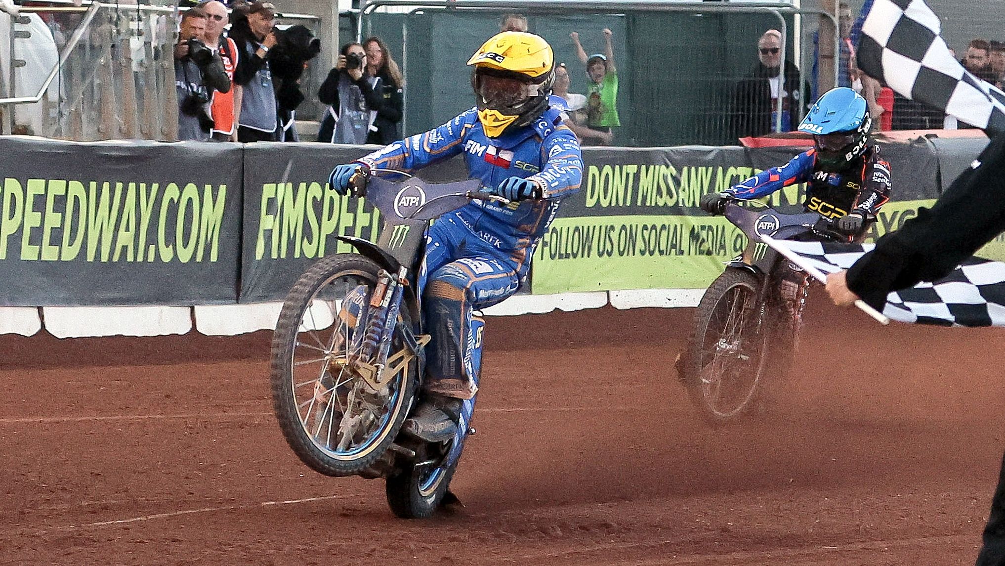 Bartosz Zmarzlik, campeón mundial de SpeedwayGP 2025, en el momento de su histórica victoria número 29 ante Brady Kurtz