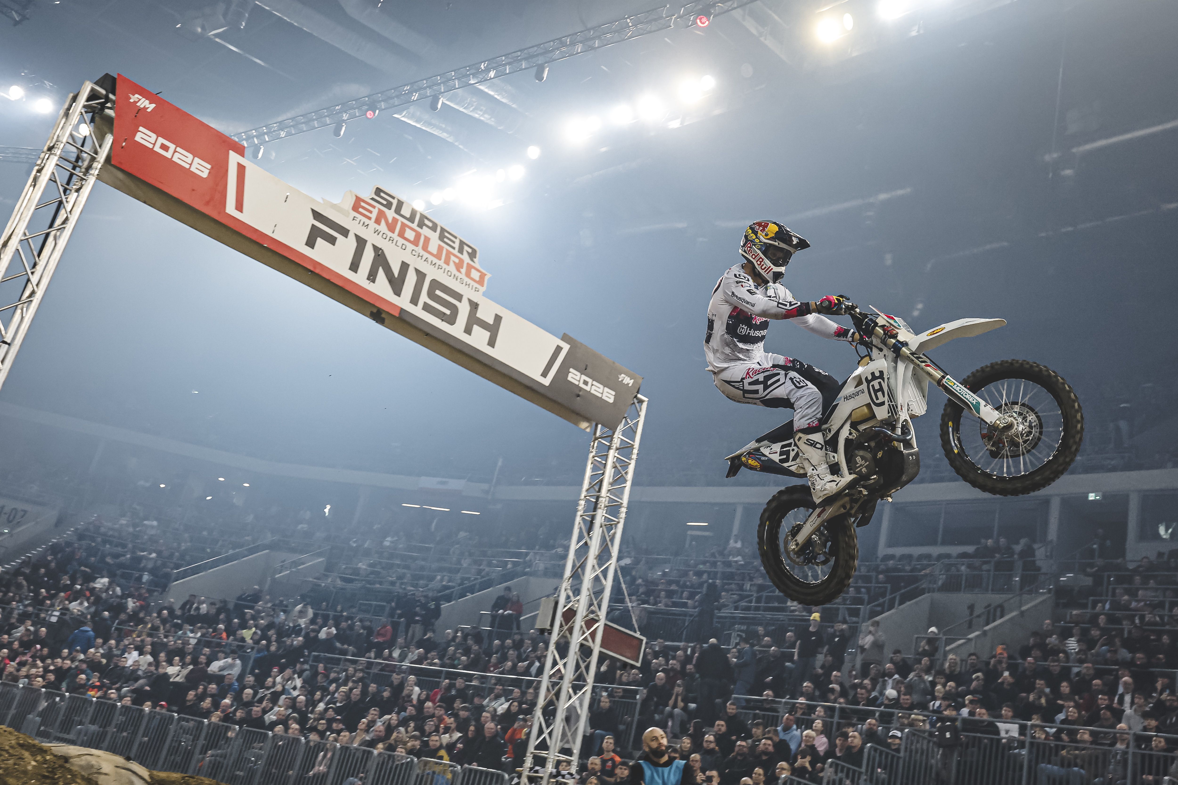 Billy Bolt, amo del Superenduro. Gana la primera prueba del Mundial 2026, en Polonia.