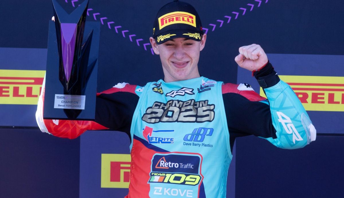 Beñat Fernández celebra el título mundial de Supersport 300 2025
