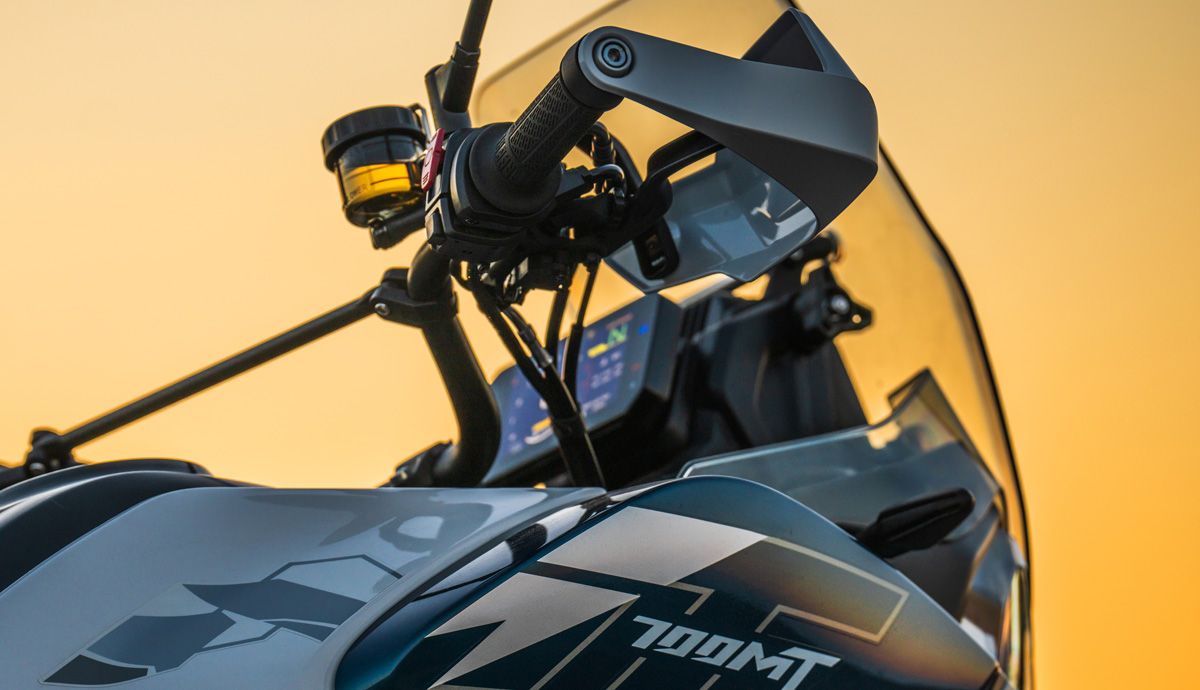 CFmoto 700MT static (11)