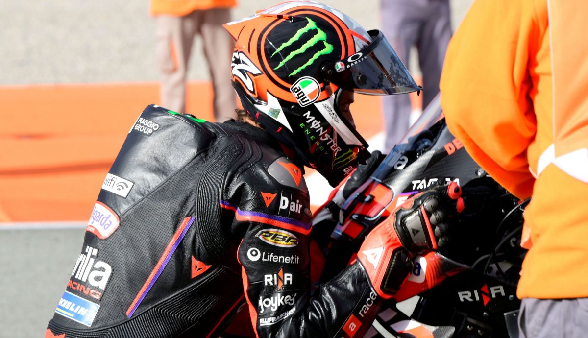 Marco Bezzecchi besa su Aprilia tras ganar en Valencia
