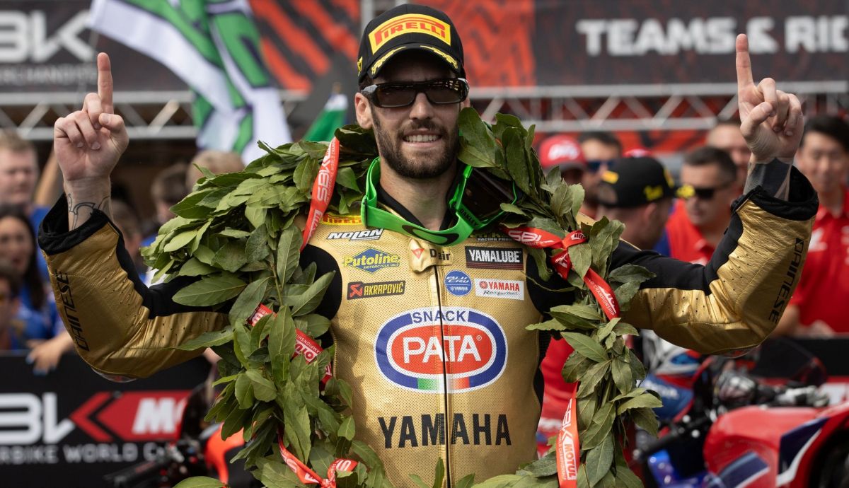 Stefano Manzi con la corona de laureles de campeón del mundo de Supersport 2025