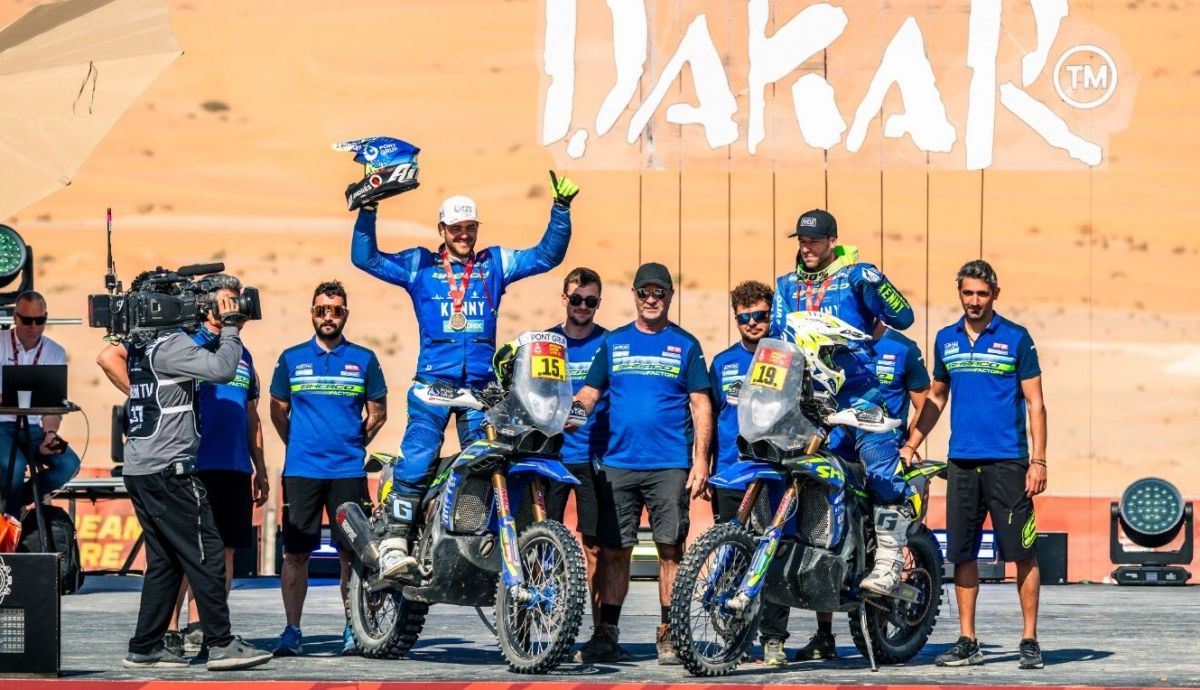 Lorenzo Santolino con Rui Gonçalves y el equipo Sherco en la meta del Dakar 2025