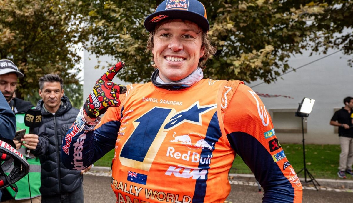 Daniel Sanders celebra su título mundial de Rally Raid 2025