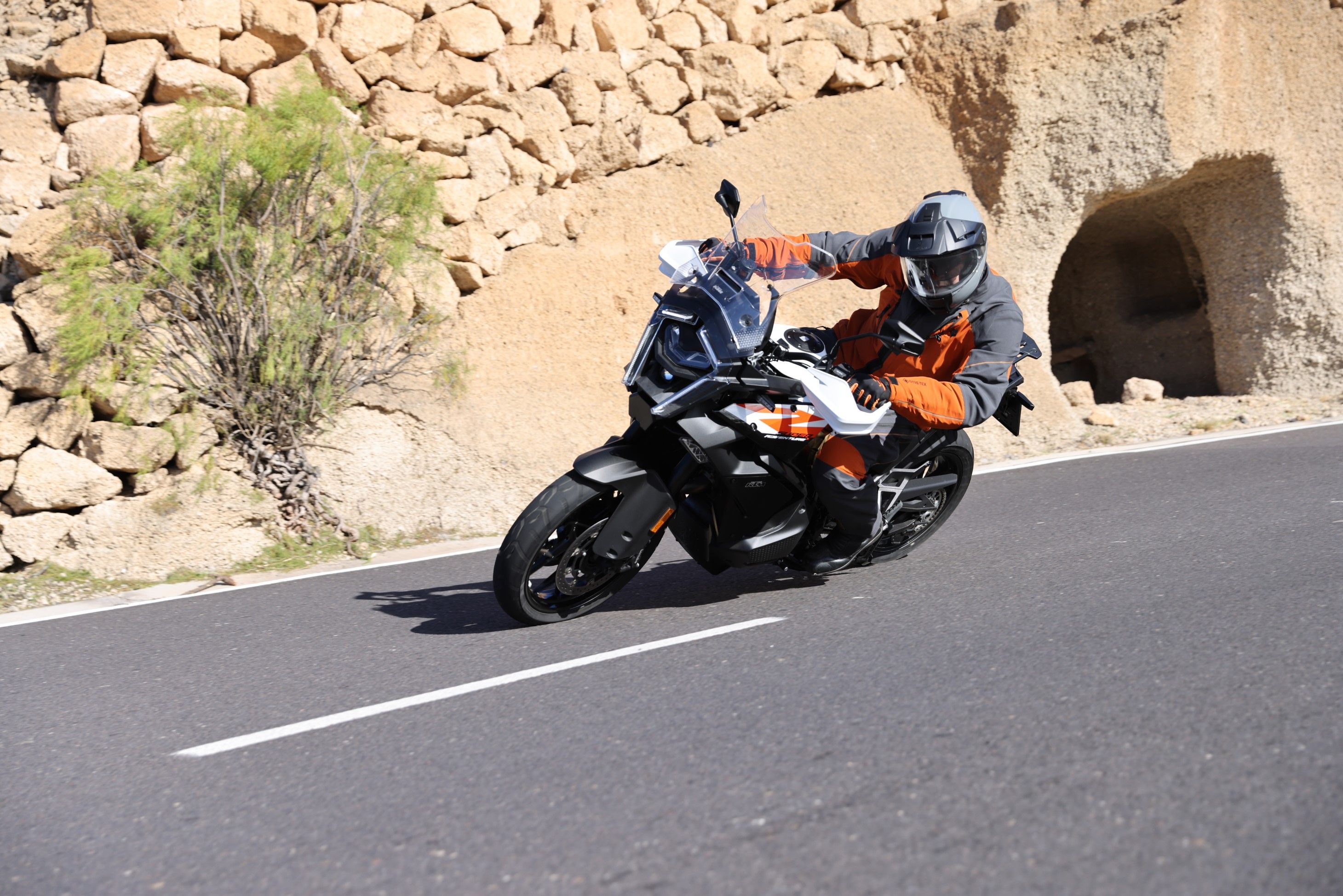 KTM 1390 SUPERADVENTURE S EVO. La bestia trail con 173 CV y cambio automático.