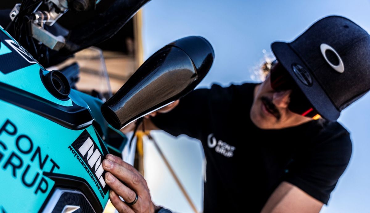 Javi Vega preparando su Kove para el Dakar 2026